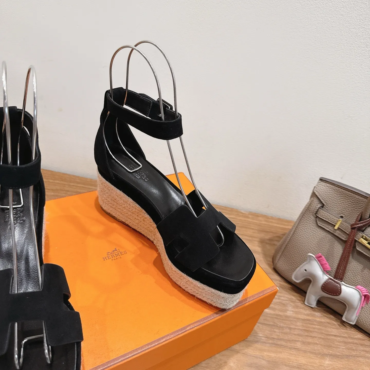 👟👟Ex-factory price 720👟👟 Hermes... a Eclair 2025 new color + popular series, the version is super positive, with a certain thickness, which makes the legs longer! Breathable, comfortable calfskin, spring and summer color matching, this item is both beautiful and comfortable! Channel supply code size: 35-39 can be ordered as 40.41 with airplane box ➕20